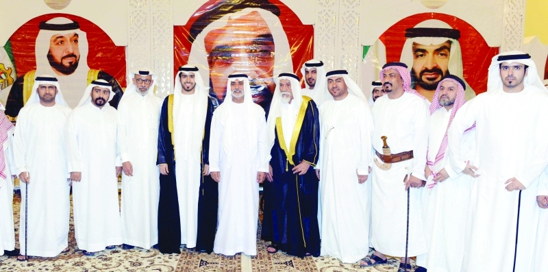 "نهيان بن مبارك مع والعريس والحضور"