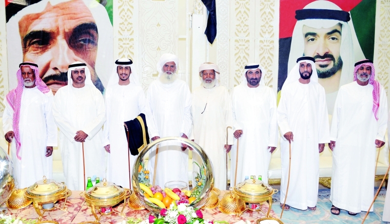"جانب من كبار الحضور مع العريس ووالده"
