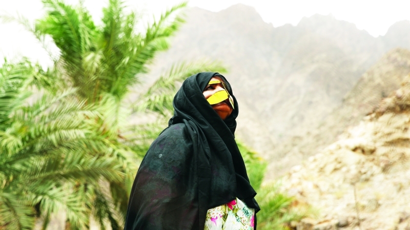 "■ مشهد من فيلم «عسل ومطر وغبار» للمخرجة نجوم الغانم"
