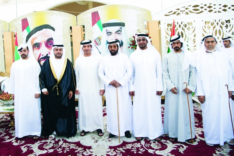 "■ طحنون بن محمد وهزاع بن زايد مع العريس بحضور خليفة وزايد بن طحنون | وام"