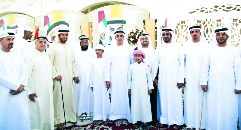 "■ سيف بن زايد وراشد بن حميد مع العريس والحضور"