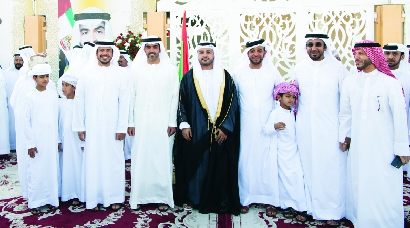 "■ حامد بن زايد وسلطان بن طحنون مع العريس والحضور"