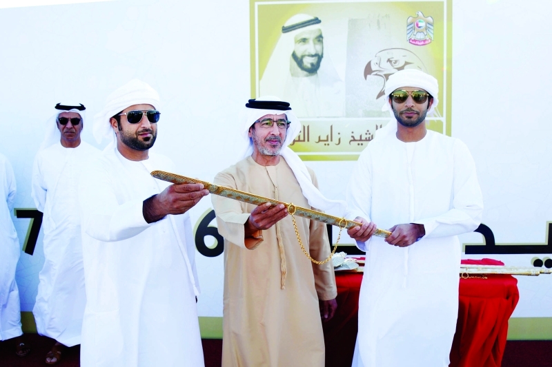 "■ راشد بن حمدان يتوج الفائزين في اليوم السادس لجائزة زايد الكبرى للهجن | البيان"