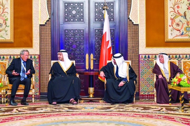 "■ ولي عهد البحرين مستقبلاً عبد الله بن زايد ونغ إنغ هين | وام"