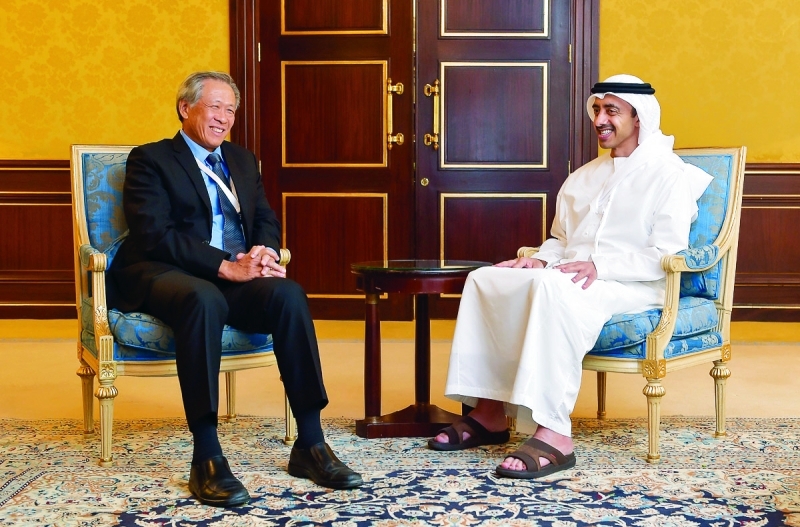 "■ عبد الله بن زايد ملتقياً وزير الدفاع السنغافوري في المنامة | وام"