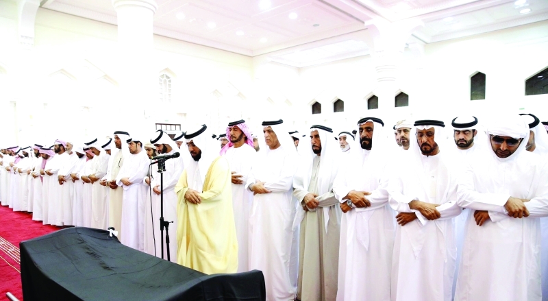 "سعود بن صقر القاسمي أثناء الصلاة على الجنازة | وام"
