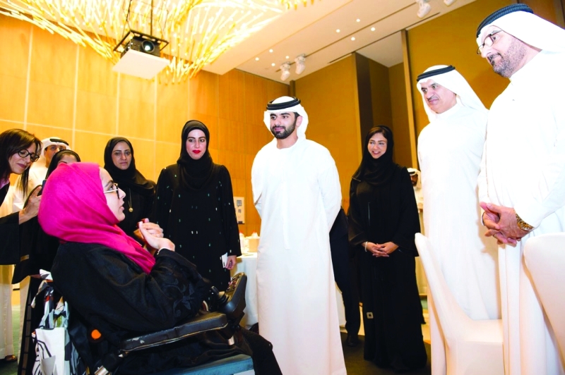 "■ منصور بن محمد خلال زيارته ورشة العمل بحضور عبد الله الشيباني وأحمد جلفار وعائشة ميران وعلياء القاسمي | من المصدر"