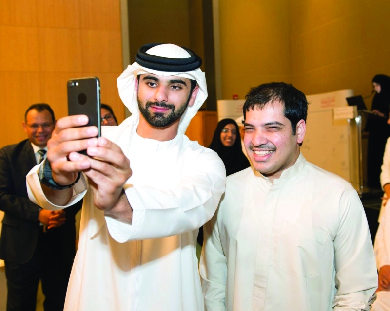 "■ سموه يلتقط صورة سيلفي مع أحد المشاركين"