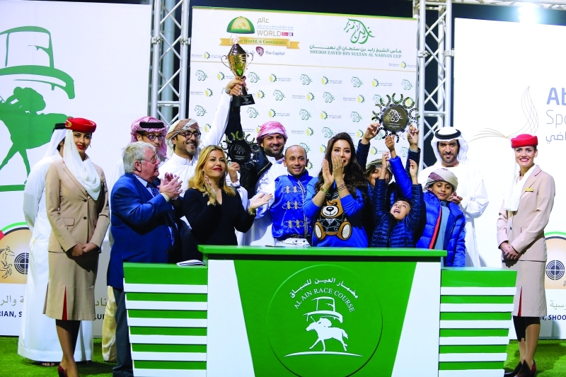 "■ لارا صوايا خلال تتويج الفائزين | البيان"