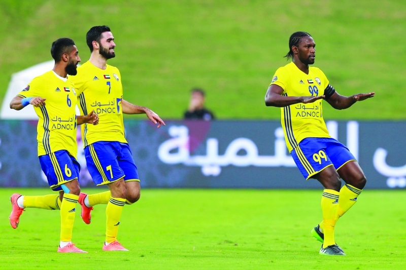 "■ ديوب يحتفل بأحد أهدافه | البيان"