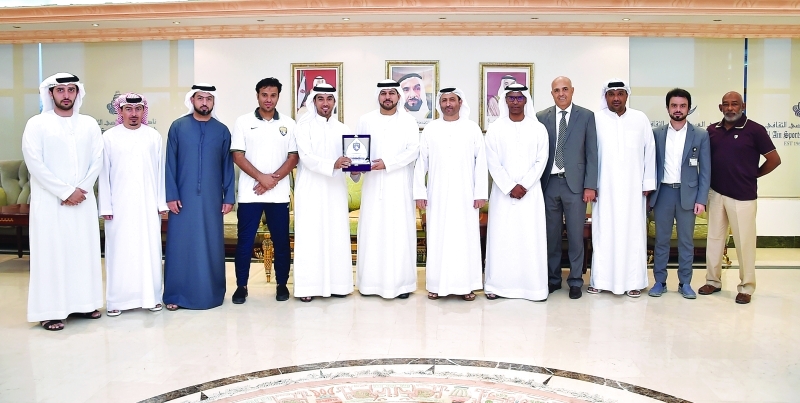 "■ نادي العين يهدي اللجنة درعاً تذكارية | البيان"