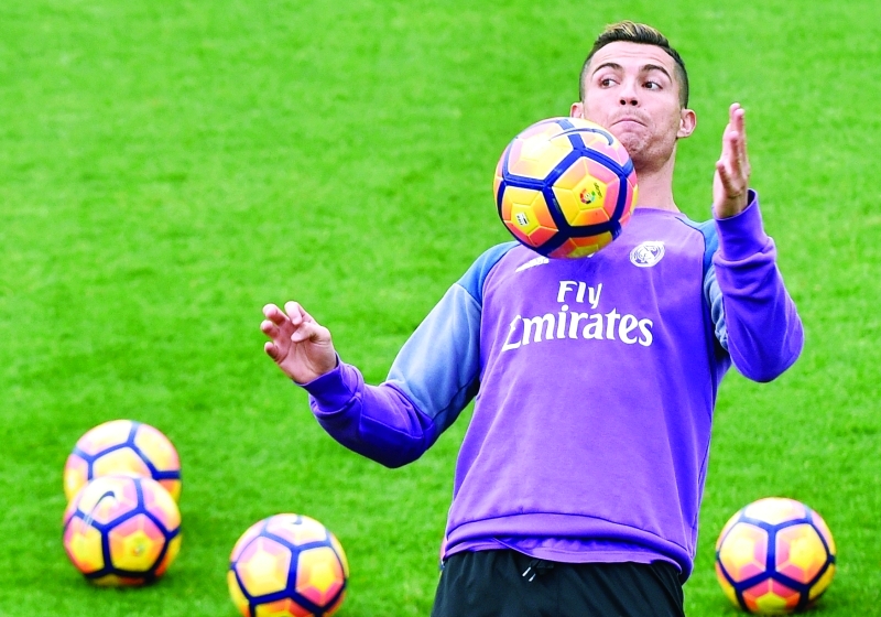 "■ رونالدو خلال تدريبات ريال مدريد | أ ف ب"