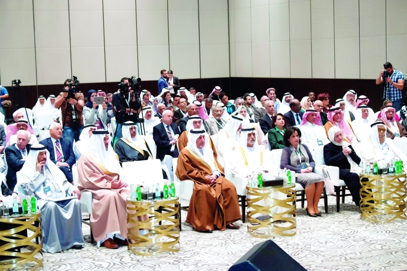 "نهيان بن مبارك وخالد الفيصل يتوسطان شخصيات ثقافية عربية خلال حفل إطلاق التقرير | من المصدر"