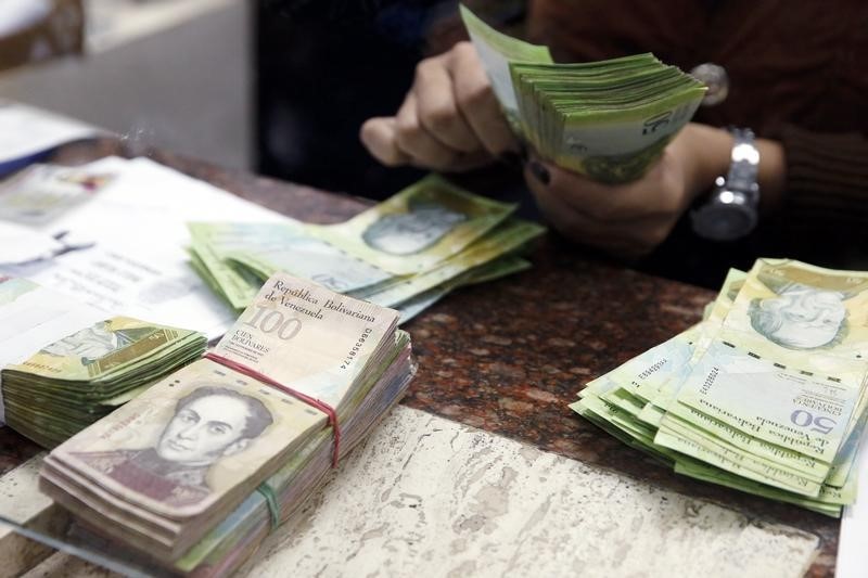 فنزويلا: مرسوم طوارئ اقتصادية لمواجهة التضخم ونقص السيولة