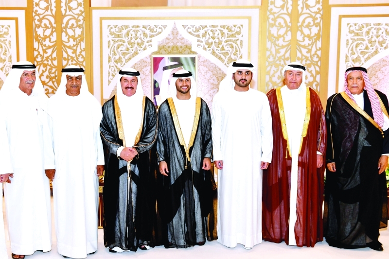 "■ مكتوم بن محمد يتوسط العريس وذويه خلال الحفل | تصوير: محمد هشام"