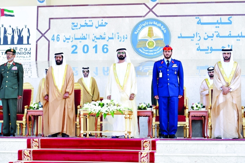 " محمد بن راشد وحمدان ومنصور بن محمد وطحنون بن محمد والرميثي والقبيسي خلال عزف النشيد الوطني"