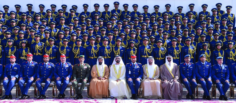 " محمد بن راشد وحمدان بن محمد وطحنون بن محمد ومحمد البواردي وحمد الرميثي وخلف القبيسي وكبار الضباط في لقطة مع الخريجين | تصوير سيف محمد"