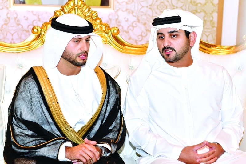 "■ مكتوم بن محمد في حديث مع العريس"
