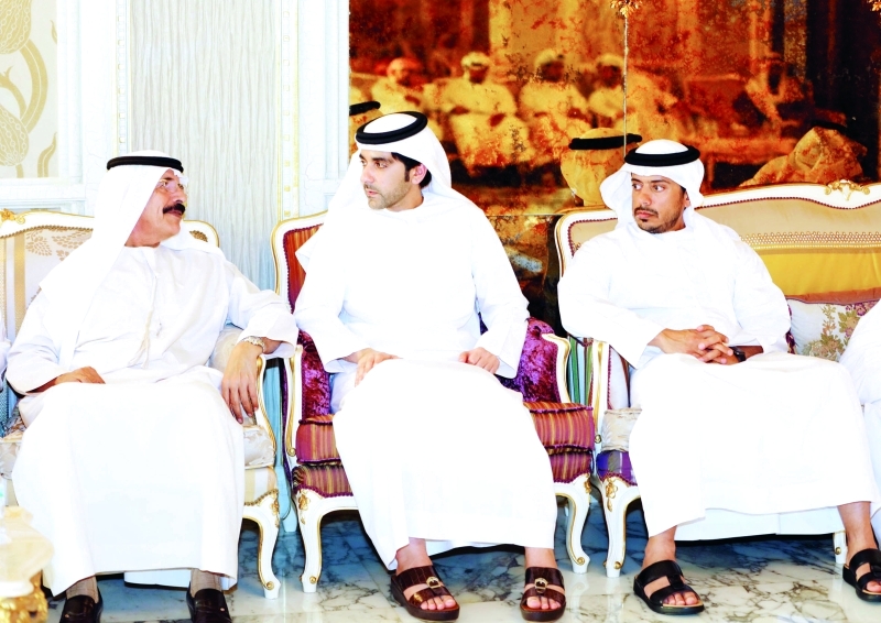 "Ⅶ سلطان وهزاع بن طحنون يعزيان في الفقيد"