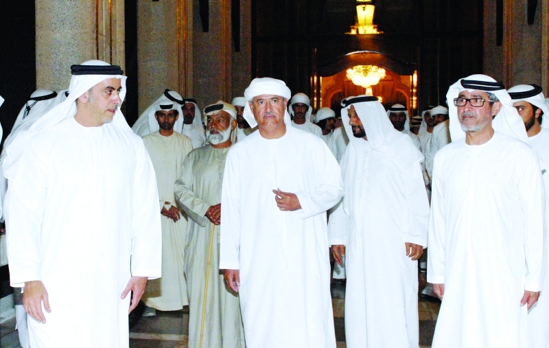 "Ⅶ سيف بن زايد خلال تقديمه واجب العزاء"