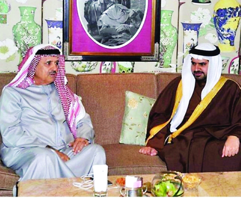 "القرقاوي خلال لقائه عيسى آل خليفة"