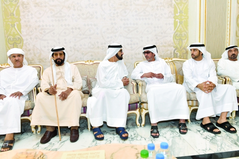 "سموه يرافقه حمدان بن محمد خلال تقديم واجب العزاء إلى طحنون بن محمد وراشد بن حمدان آل نهيان بحضور أحمد بن سعيد وسلطان بن حمدان | تصوير سيف محمد"