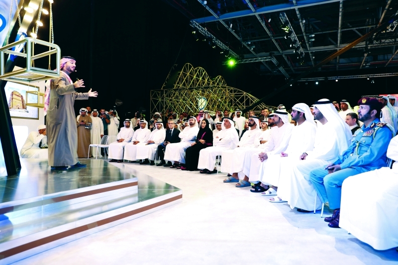 "■ محمد بن راشد يستمع للمحاضر خلال الجلسة بحضور حمدان ومكتوم بن محمد وسيف بن زايد وناصر بن حمد ومحمد القرقاوي وسلطان الجابر ومنى المرّي وناصر النعيمي"