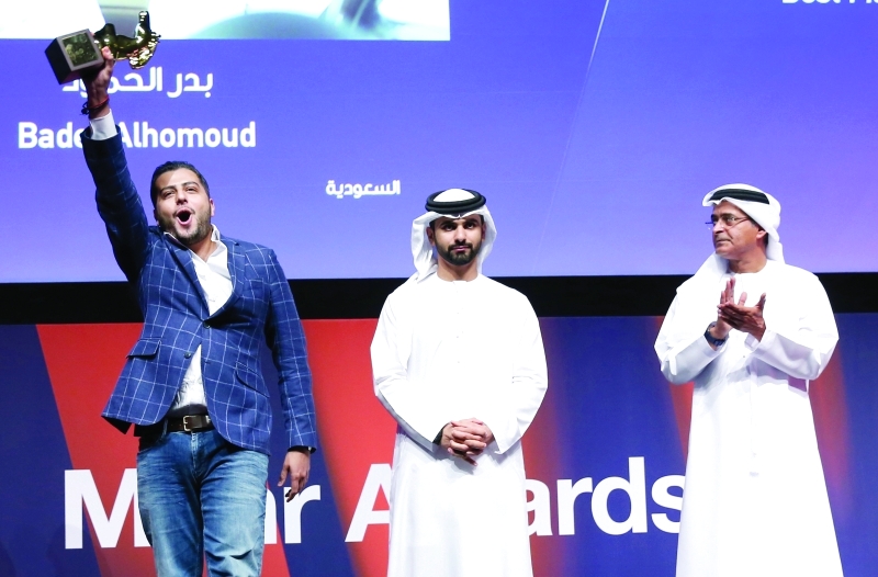 "■ منصور بن محمد يكرم بدر الحمود بجائزة أفضل فيلم خليجي قصير"
