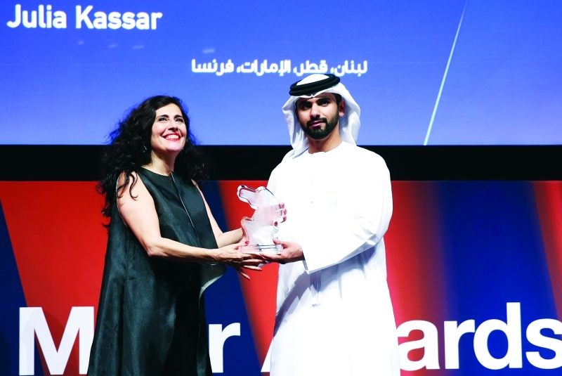"■ وسموه يكرم جوليا قصار بجائزة أفضل ممثلة"