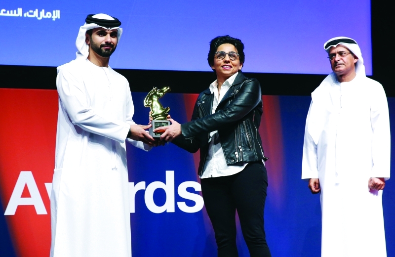 "■ منصور بن محمد يسلم شذا مسعود جائزة أفضل فيلم إماراتي قصير"