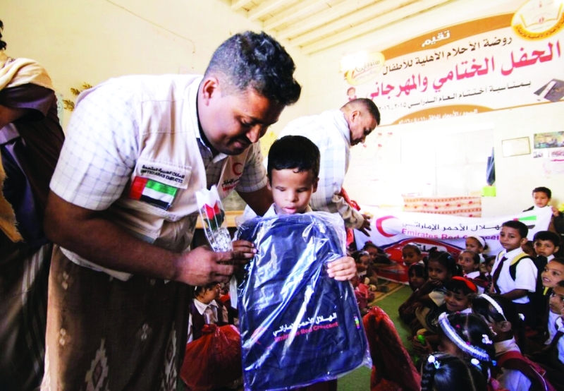 "جانب من توزيع المساعدات المدرسية | وام"