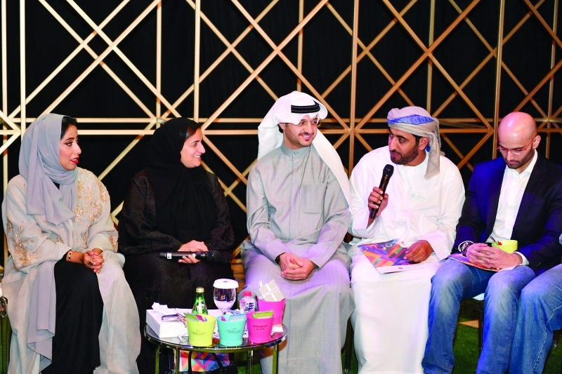 "لبنى القاسمي تستمع إلى أحد المشاركين بحضور منى المري"