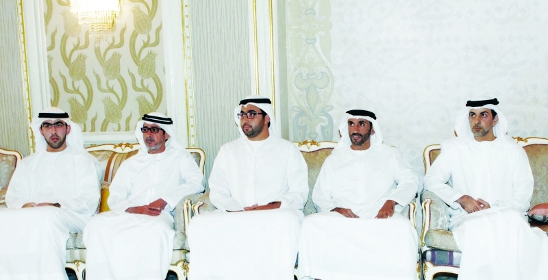 "■ راشد وأحمد بن سعود المعلا ونهيان وعمر بن زايد خلال العزاء"