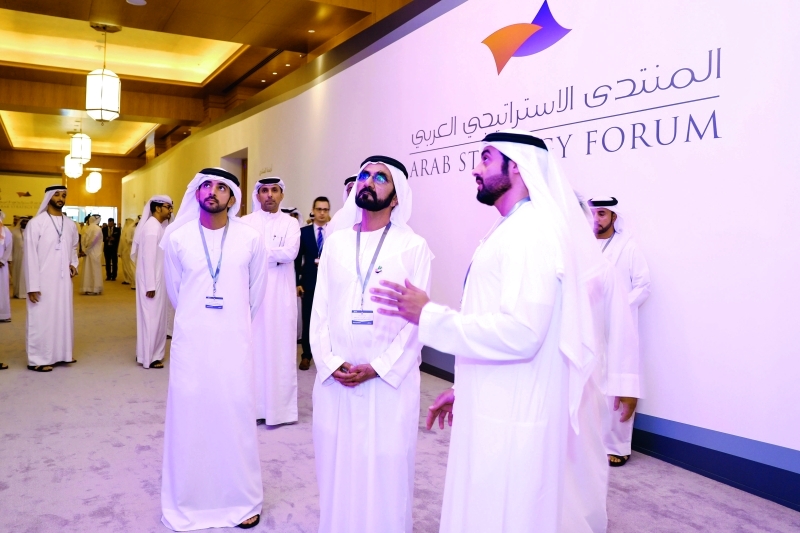 "محمد بن راشد مستمعاً إلى شرح عن فعاليات المنتدى بحضور حمدان بن محمد"