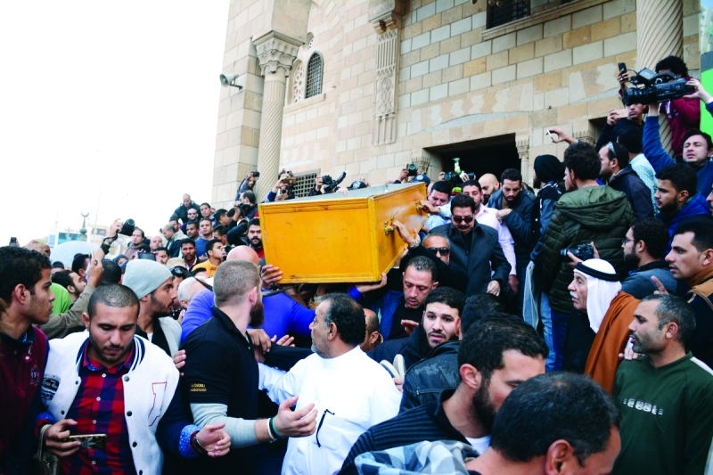 "حشد من الناس خلال تشييع جثمان الممثل أحمد راتب إلى مثواه الأخير"