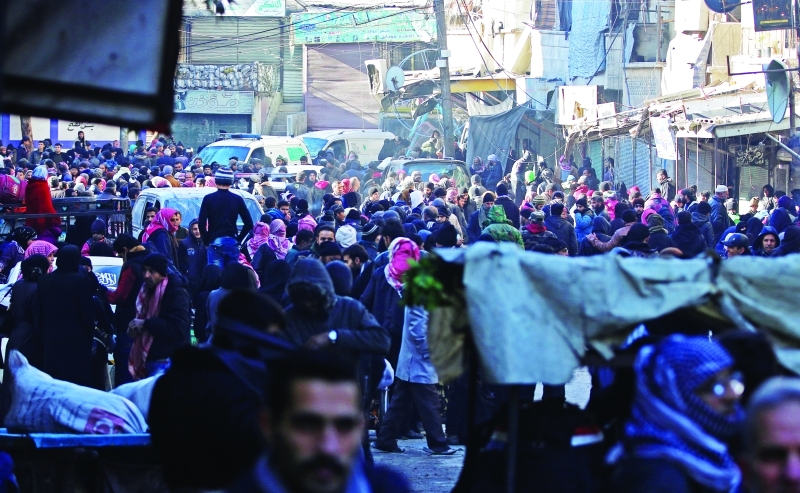 "مدنيون يتجمعون في إحدى النقاط شرقي حلب تمهيداً لإجلائهم | رويترز"