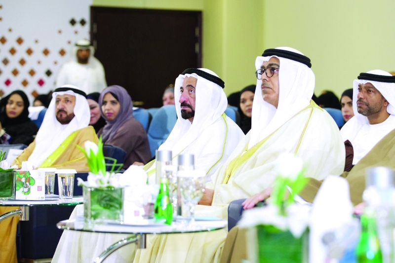 " سلطان القاسمي يسلم إحدى الخريجات شهادتها بحضور المسلم| وام"