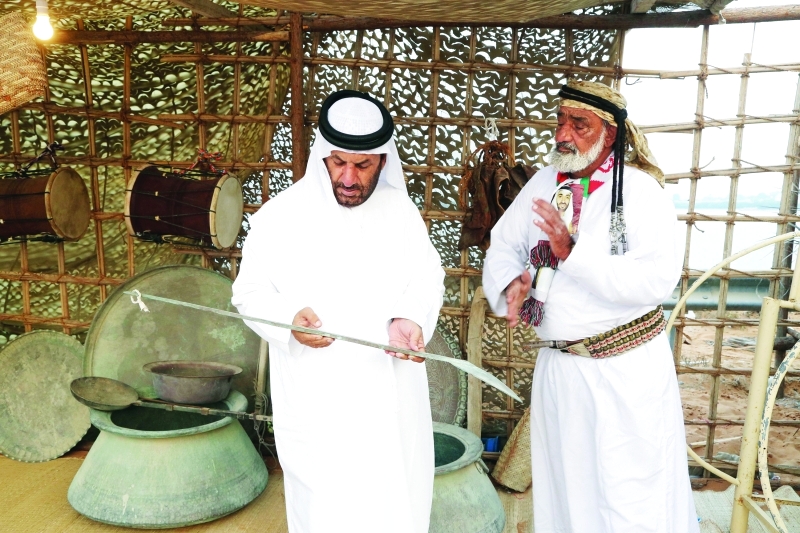 "■ مقتنيات القرية التراثية تروي مآثر الأجداد | تصوير: حنيف"
