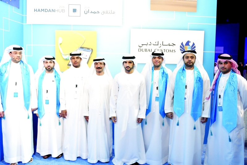 "وسموه في منصة جمارك دبي بحضور سلطان بن سليم واحمد محبوب"