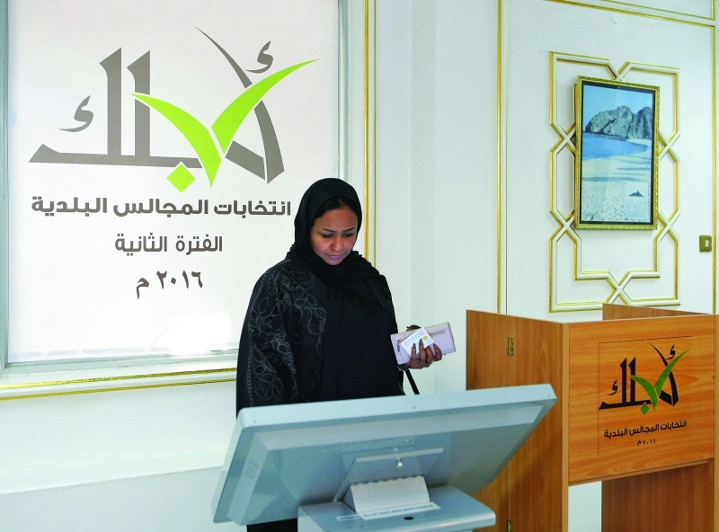 "عمانية تقترع بالمكتب التجاري العماني في دبي | تصوير: خافيير ويلسون"