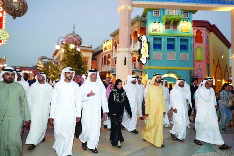 "محمد بن راشد خلال الجولة التفقدية بحضور حمدان بن محمد وأمل القبيسي وسيف بن زايد وأحمد بن سعيد وأحمد بن محمد"