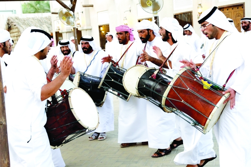 "الطبول تنثر الحماس والفرح"