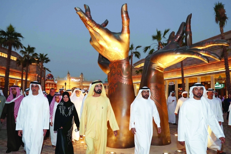 "■ محمد بن راشد وأمل القبيسي وسيف بن زايد خلال الجولة"