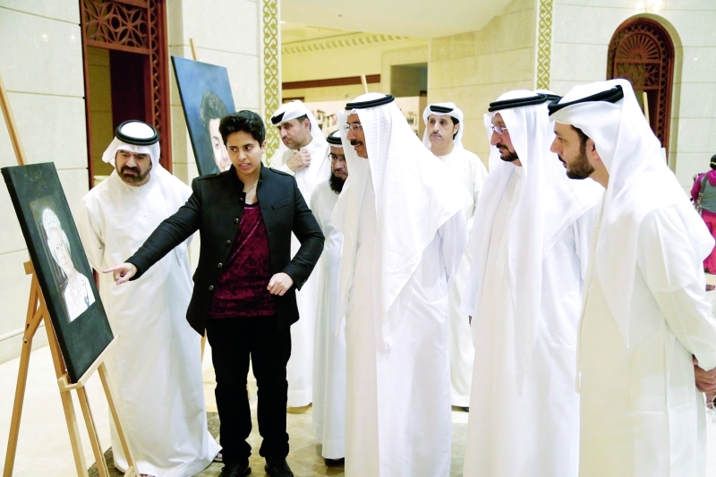 "■ محمد المر وسلطان السويدي يستمعان لشرح ريم السبيعي عن أحد أعمالها| البيان"