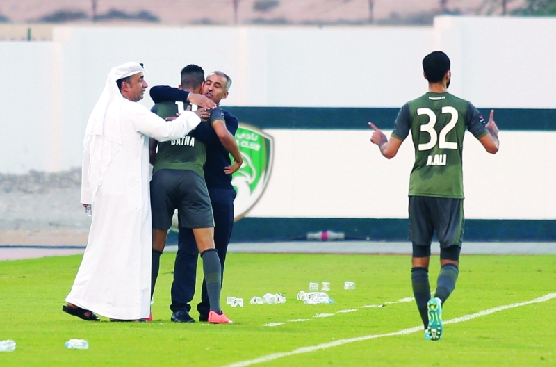 "■ محمد إسماعيل يحيي لاعبي الإمارات بالفوز على بني ياس | البيان"
