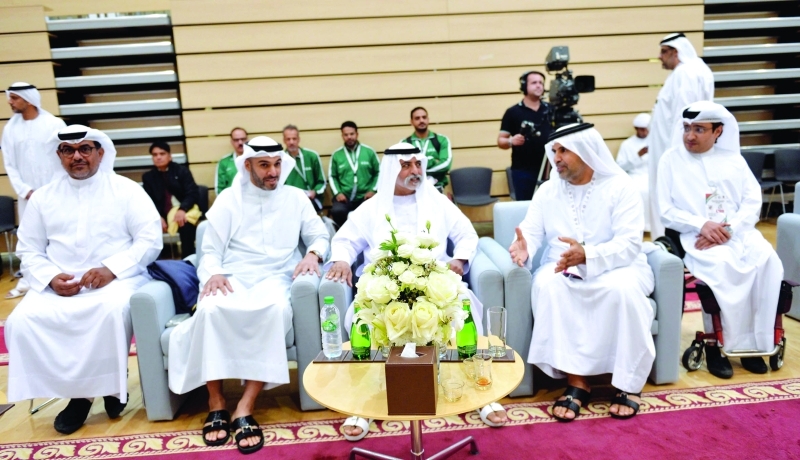 "■ نهيان بن مبارك يتوسط الحضور في الافتتاح | البيان"