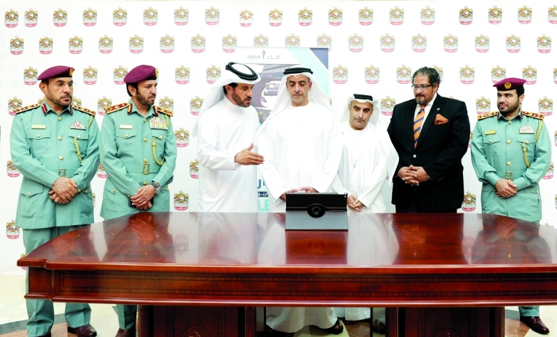 "■ سيف بن زايد يستمع من محمد بن سليم لشرح عن اللعبة بحضور ناصر لخريباني وإبراهيم الدبل وغيث الزعابي وحسين الحارثي وحاتم علي | من المصدر"