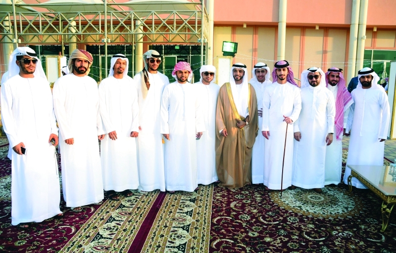"العريس محمد حسن البرك العامري يتوسط عدداً من الزملاء"