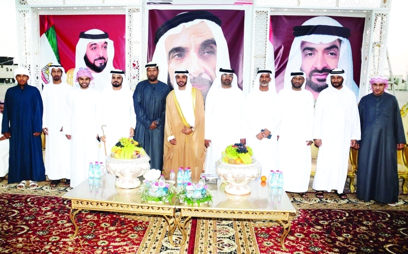 "العريس محمد حسن البرك العامري يتوسط عدداً من الحضور"