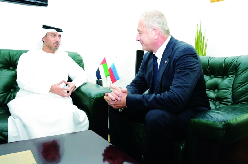 "أحمد الفلاسي مقدماً العزاء"